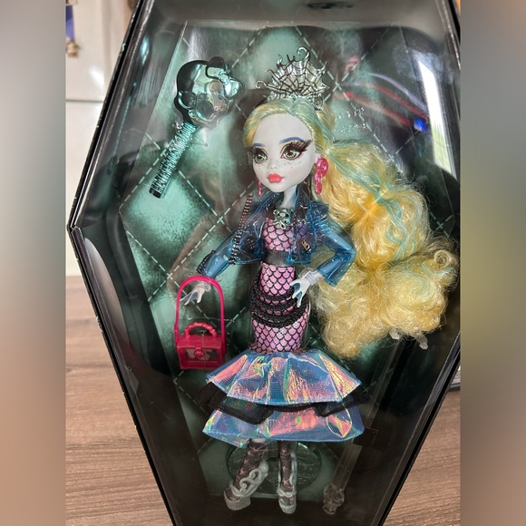 Haunt couture Lagoona Blue doll from 2022 - Picture 7 of 13